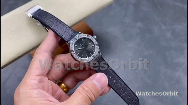 Replique Femmes Hublot Classic Fusion 33MM Grey Lady 581.NX.7071.LR.1104 Grey