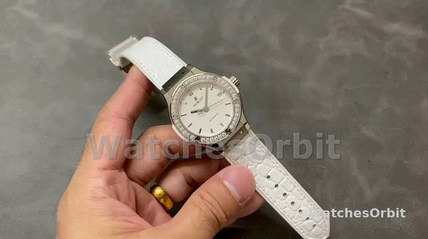 Women's Hublot Classic Fusion Automatic 42mm - 542.NE.2010.LR.1204 White