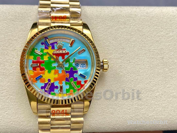 Replica Rolex Day Date 36-128238-0106, oro giallo, lunetta scanalata, quadrante con puzzle Emoji, unisex
