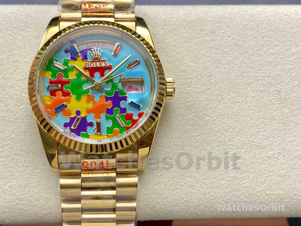 Replica Rolex Day Date 36-128238-0106, oro giallo, lunetta scanalata, quadrante con puzzle Emoji, unisex