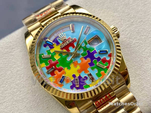 Replica Rolex Day Date 36-128238-0106, oro giallo, lunetta scanalata, quadrante con puzzle Emoji, unisex
