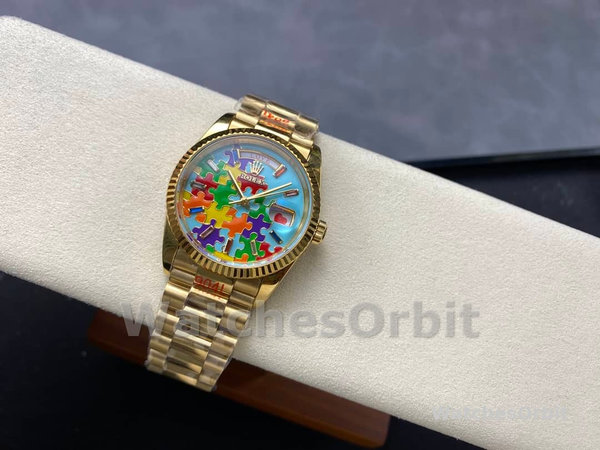 Replica Rolex Day Date 36-128238-0106, oro giallo, lunetta scanalata, quadrante con puzzle Emoji, unisex