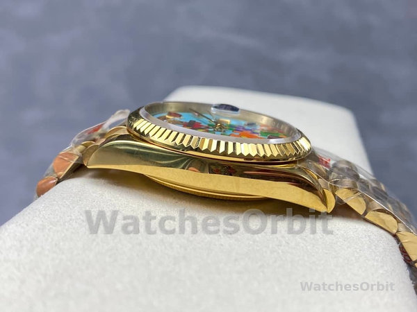 Replica Rolex Day Date 36-128238-0106, oro giallo, lunetta scanalata, quadrante con puzzle Emoji, unisex