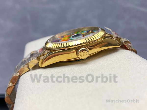 Replica Rolex Day Date 36-128238-0106, oro giallo, lunetta scanalata, quadrante con puzzle Emoji, unisex