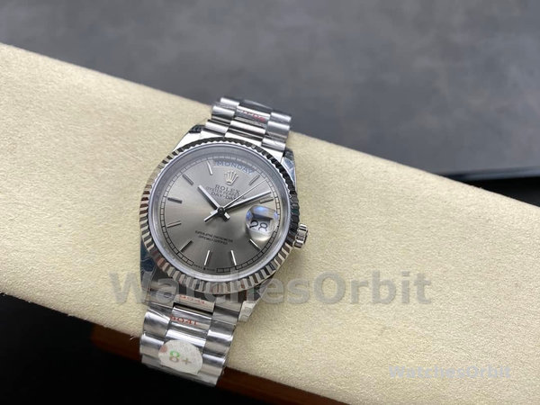 Replica Rolex Day-Date 36mm Unisex-128239 0005-Wit Gold-Zilver Index Dial Zilver