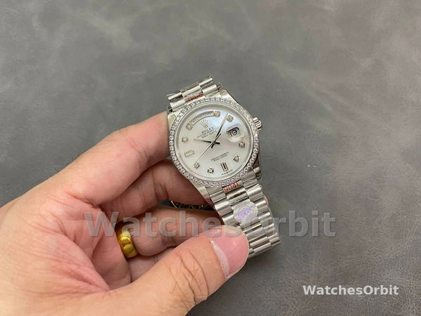 Replica Rolex Day-Date 36mm dames-128349RBR-Witte parelmoer wijzerplaat-Diamanten ring MOP