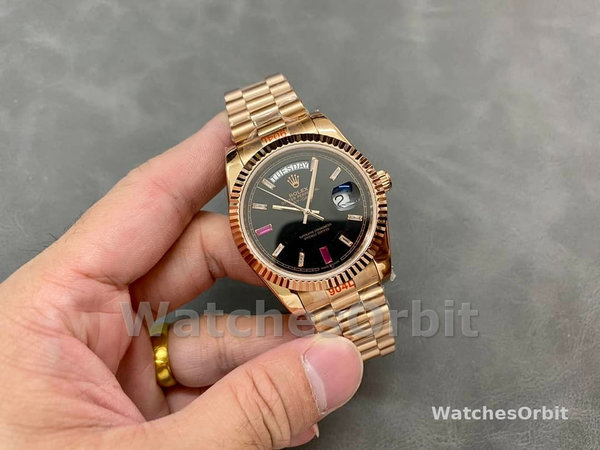 Replica Heren Rolex Day-Date-218235, 41mm, Rose Goud, Zwarte Wijzerplaat met Diamanten en Robijnen, Heren Zwart
