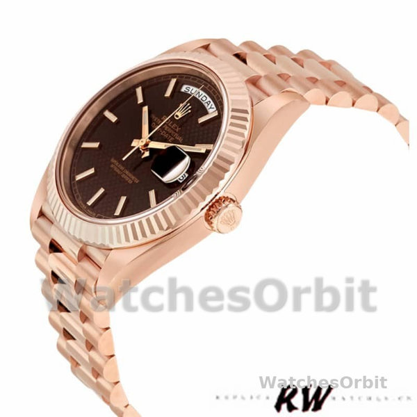 Replica Heren Rolex Day-Date-228235, 40mm, Chocoladebruine Diagonaalmotief wijzerplaat, Geribbelde lunette