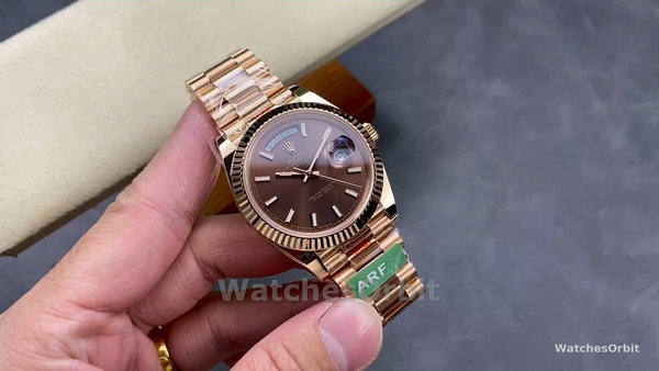 Replica Heren Rolex Day-Date-228235, 40mm, Chocoladebruine wijzerplaat, geribbelde lunette