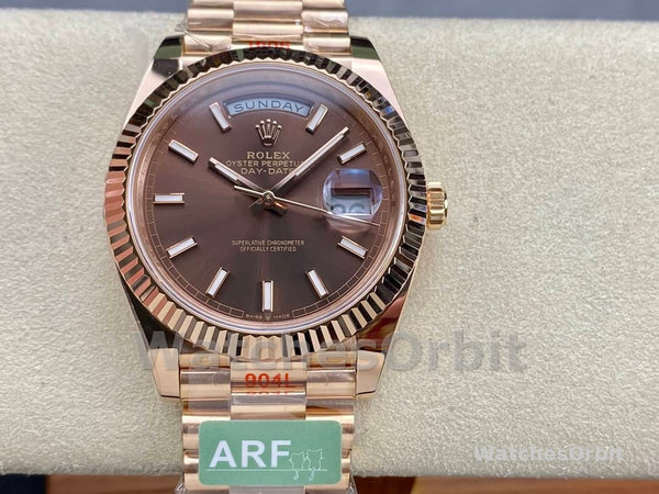 Replica Heren Rolex Day-Date-228235, 40mm, Chocoladebruine wijzerplaat, geribbelde lunette