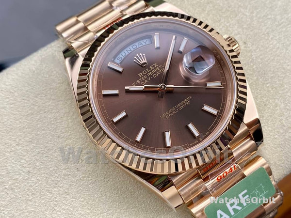 Replica Heren Rolex Day-Date-228235, 40mm, Chocoladebruine wijzerplaat, geribbelde lunette