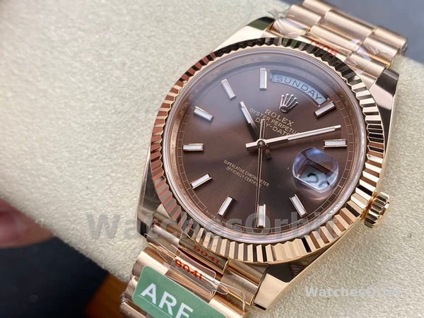 Replica Heren Rolex Day-Date-228235, 40mm, Chocoladebruine wijzerplaat, geribbelde lunette