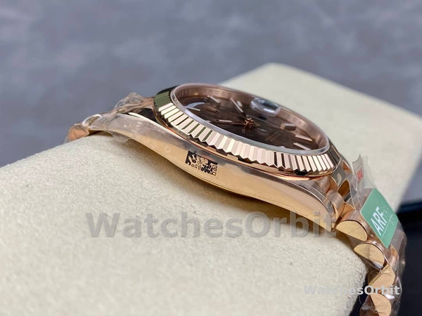 Replica Heren Rolex Day-Date-228235, 40mm, Chocoladebruine wijzerplaat, geribbelde lunette