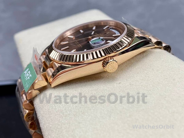 Replica Heren Rolex Day-Date-228235, 40mm, Chocoladebruine wijzerplaat, geribbelde lunette
