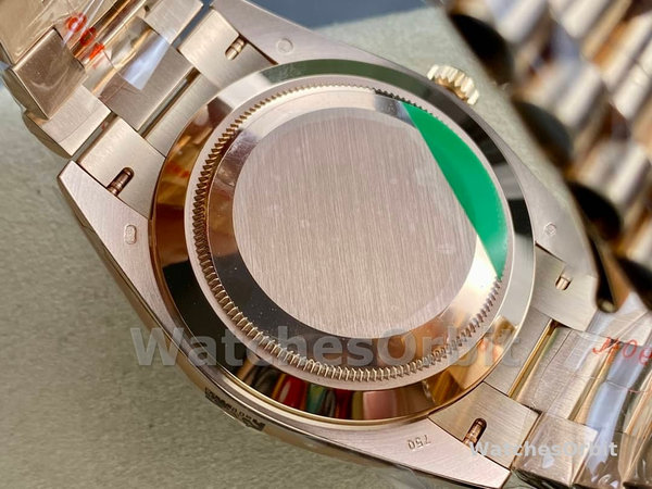 Replica Heren Rolex Day-Date-228235, 40mm, Chocoladebruine wijzerplaat, geribbelde lunette