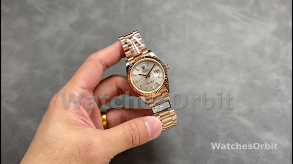 Replica Rolex Day-Date-228235, 40 mm, quadrante indicizzato Sundust, lunetta scanalata, Uomo Sundust
