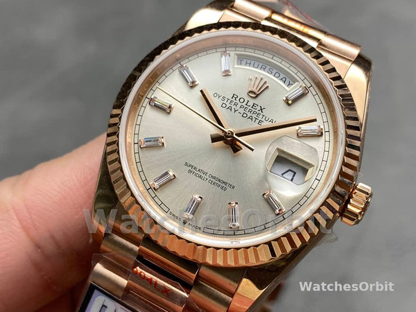 Replica Heren Rolex Day-Date-228235, 40mm, Sundust Index wijzerplaat, geribbelde lunette, Heren Sundust