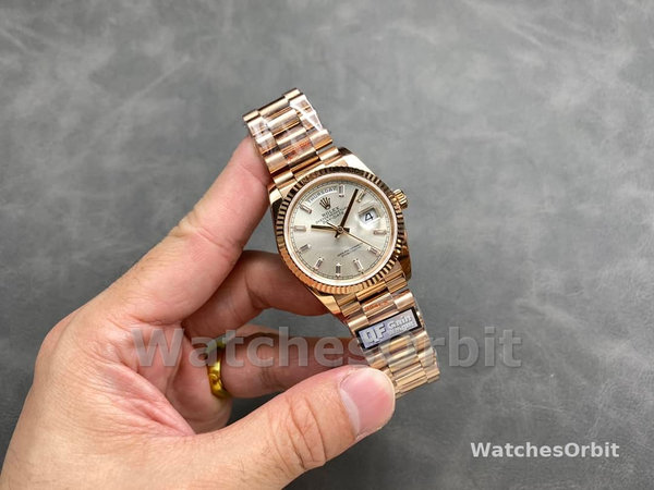 Replica Heren Rolex Day-Date-228235, 40mm, Sundust Index wijzerplaat, geribbelde lunette, Heren Sundust