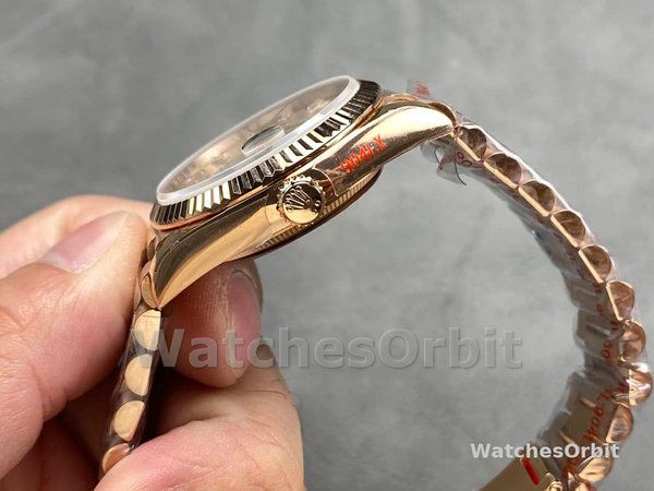 Replica Heren Rolex Day-Date-228235, 40mm, Sundust Index wijzerplaat, geribbelde lunette, Heren Sundust