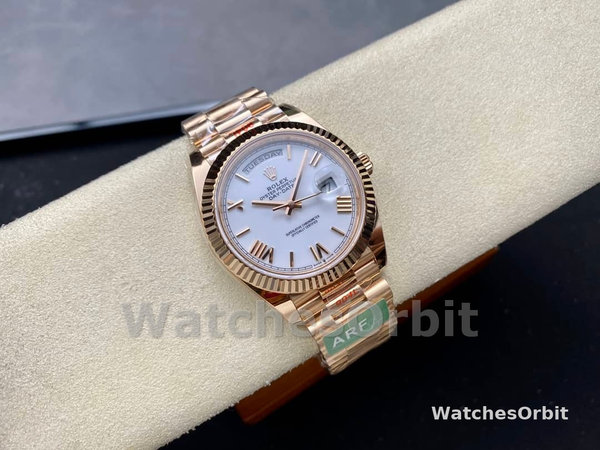 Replica Heren Rolex Day-Date-228235, 40mm, Witte Romeinse Cijfer Wijzerplaat, Geribbelde Ring, Heren Wit