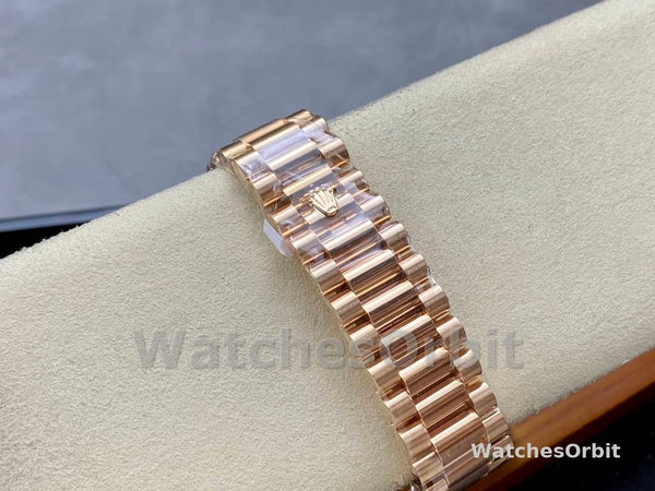Replica Heren Rolex Day-Date-228235, 40mm, Witte Romeinse Cijfer Wijzerplaat, Geribbelde Ring, Heren Wit