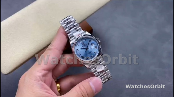 Replica Rolex Day-Date 40 mm Uomo-228236 0012-Ghiera scanalata-Dialetto blu ghiaccio Blu ghiaccio