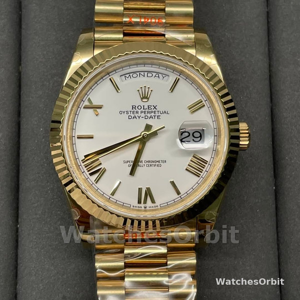 Replica Heren Rolex Day-Date-228238, 40mm, Witte Romeinse wijzerplaat, Geribbelde lunette