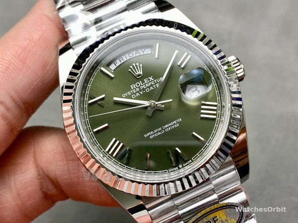 Replica Heren Rolex Day-Date-228239, 40 mm, groene Romeinse wijzerplaat, geribbelde lunette