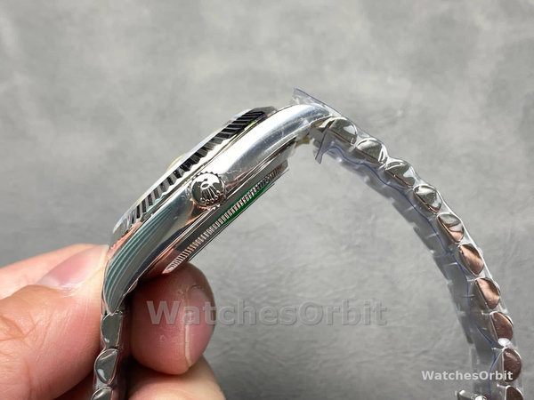 Replica Heren Rolex Day-Date-228239, 40 mm, groene Romeinse wijzerplaat, geribbelde lunette