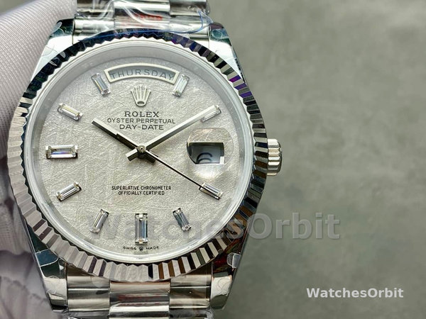 Replica Heren Rolex Day-Date-228239, 40mm, Meteorietgrijze wijzerplaat, geribbelde lunette