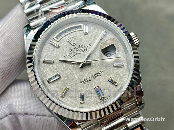 Replica Heren Rolex Day-Date-228239, 40mm, Meteorietgrijze wijzerplaat, geribbelde lunette