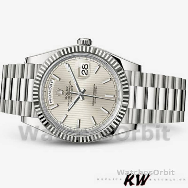 Replica Heren Rolex Day-Date-228239, 40mm, wijzerplaat met zilverkleurig streepmotief, geribbelde lunette