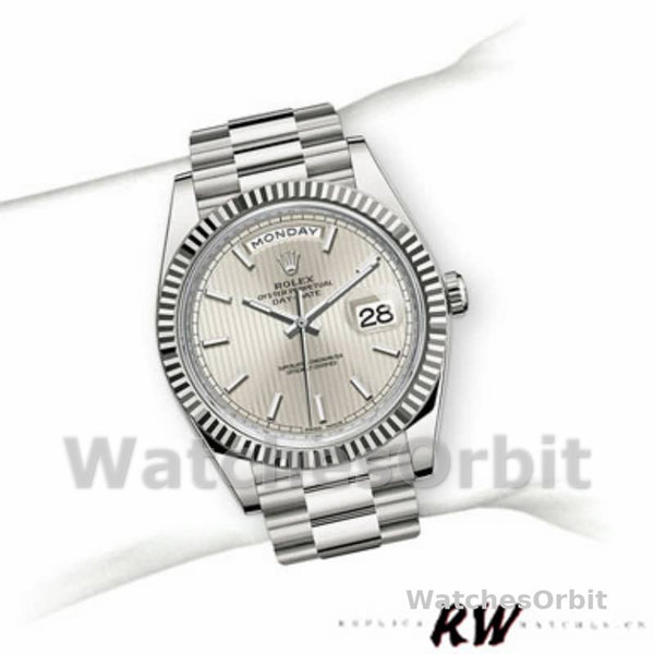Replica Heren Rolex Day-Date-228239, 40mm, wijzerplaat met zilverkleurig streepmotief, geribbelde lunette
