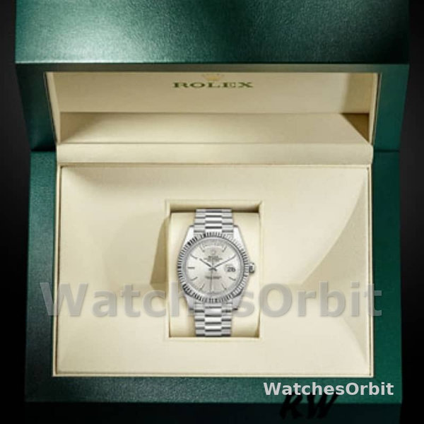 Replica Heren Rolex Day-Date-228239, 40mm, wijzerplaat met zilverkleurig streepmotief, geribbelde lunette