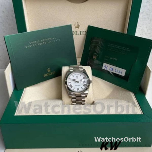 Replica Heren Rolex Day-Date-228239, 40mm, Witte Romeinse wijzerplaat, Geribbelde lunette