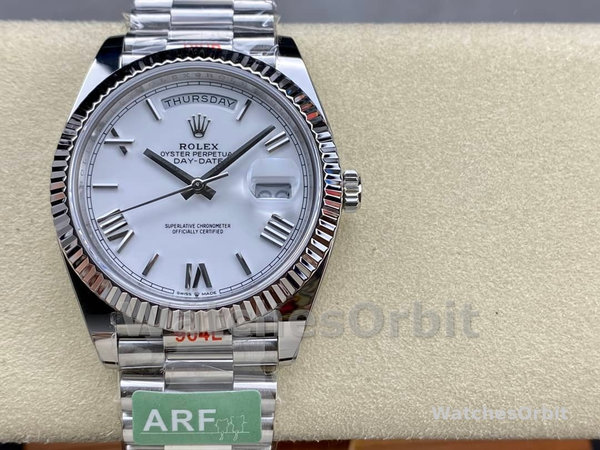 Replica Heren Rolex Day-Date-228239, 40mm, Witte Romeinse wijzerplaat, Geribbelde lunette