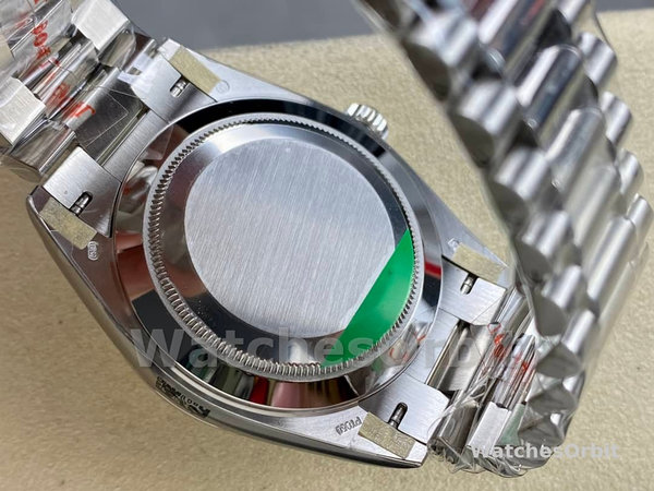 Replica Heren Rolex Day-Date-228239, 40mm, Witte Romeinse wijzerplaat, Geribbelde lunette