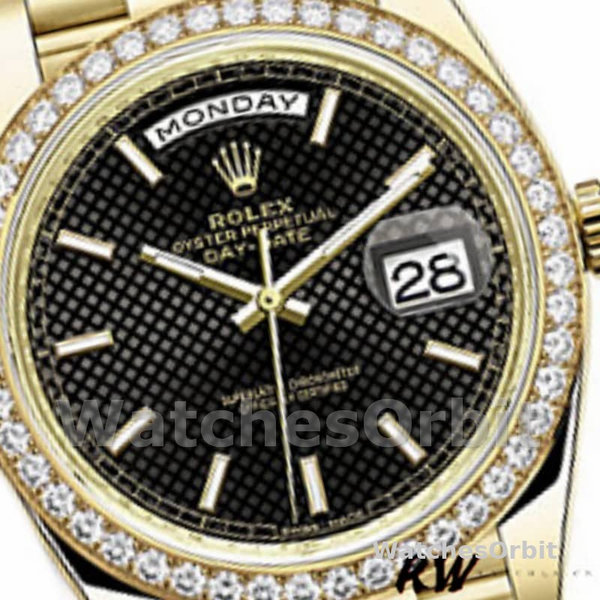 Replica Heren Rolex Day-Date-228348RBR, 40mm, zwarte wijzerplaat met diagonaal motief, diamanten lunette