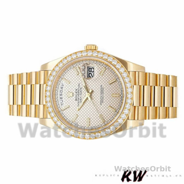 Replica Heren Rolex Day-Date-228348RBR, 40mm, Zilveren Diagonaal Motief Wijzerplaat, Diamanten Ring