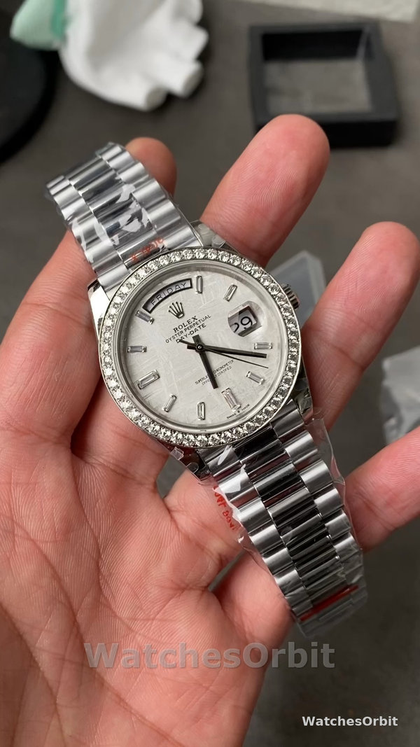 Replica Heren Rolex Day-Date-228349RBR, 40mm, Meteoriet Wijzerplaat, Diamanten Ring