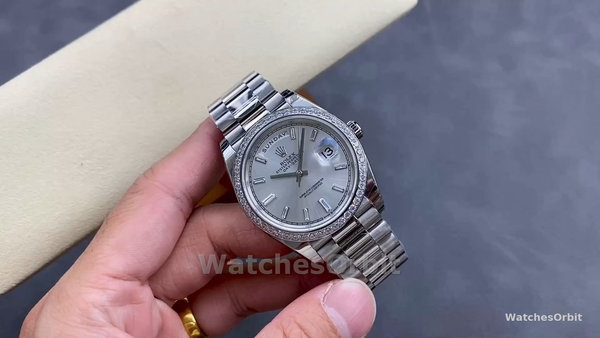 Replica Heren Rolex Day-Date-228349RBR, 40mm, Zilveren wijzerplaat, Diamanten ring