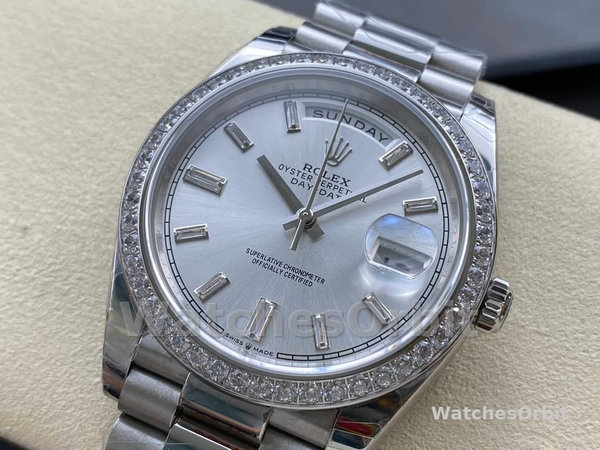 Replica Heren Rolex Day-Date-228349RBR, 40mm, Zilveren wijzerplaat, Diamanten ring