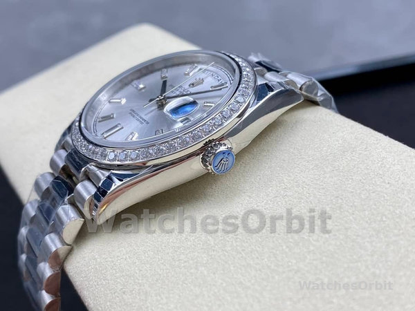 Replica Heren Rolex Day-Date-228349RBR, 40mm, Zilveren wijzerplaat, Diamanten ring