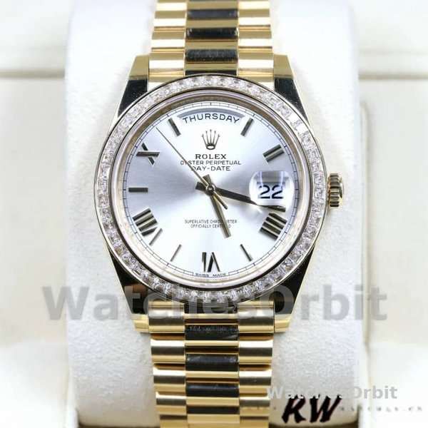 Replique Hommes Rolex Day-Date-228398TBR, 40mm, cadran argenté à chiffres romains, lunette diamantée, Argenté Hommes