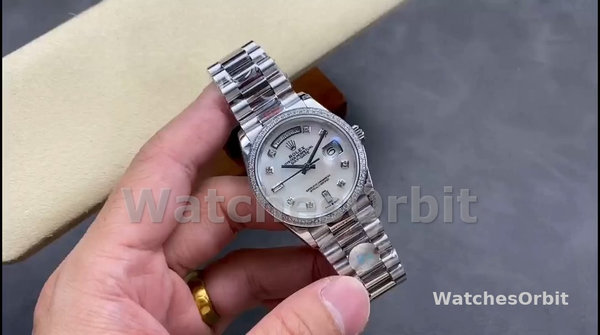 Replique Hommes Rolex Sky-Dweller 42-336934 0002, Or blanc, lunette cannelée, cadran vert Hommes