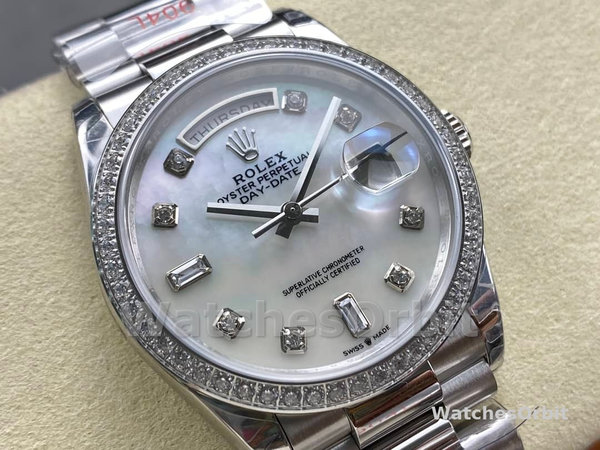 Replique Hommes Rolex Sky-Dweller 42-336934 0002, Or blanc, lunette cannelée, cadran vert Hommes