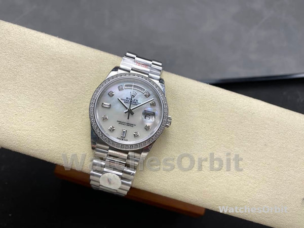 Replique Hommes Rolex Sky-Dweller 42-336934 0002, Or blanc, lunette cannelée, cadran vert Hommes