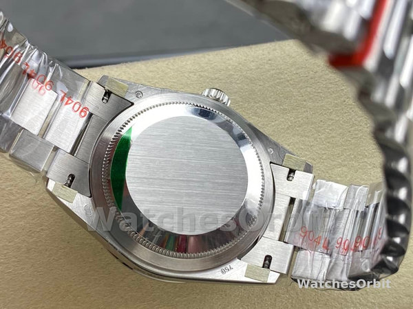 Replique Hommes Rolex Sky-Dweller 42-336934 0002, Or blanc, lunette cannelée, cadran vert Hommes