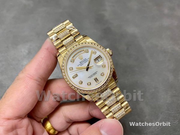 Replica Dames Rolex Day-Date 36mm Geelgoud met diamant bezel MOP wijzerplaat - M128348RBR 0019 MOP wijzerplaat