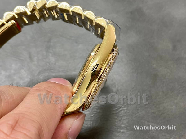 Replica Dames Rolex Day-Date 36mm Geelgoud met diamant bezel MOP wijzerplaat - M128348RBR 0019 MOP wijzerplaat